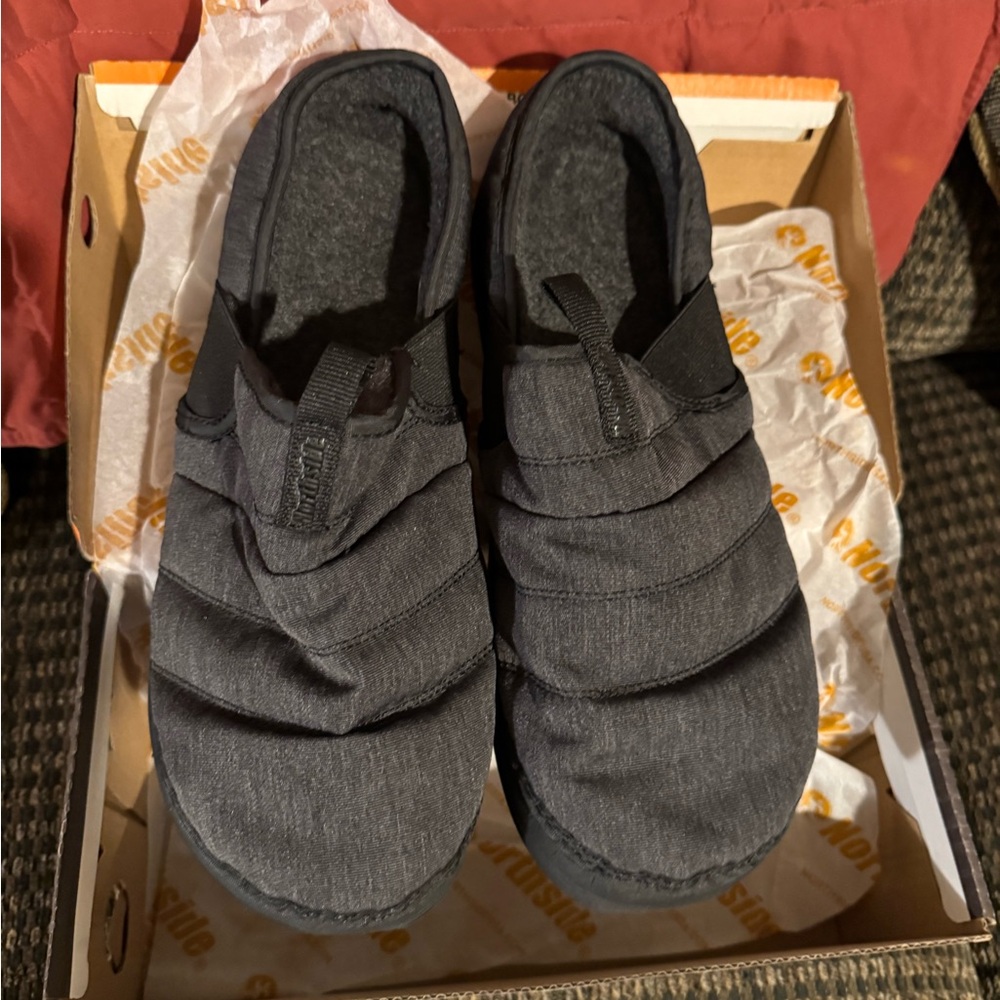 Brand new in box. Men’s slippers size 10 never worn.